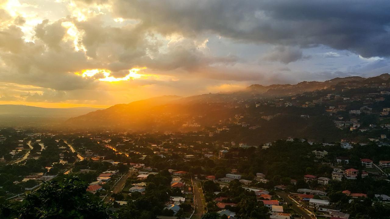 Above The City Lights Kingston Bagian luar foto