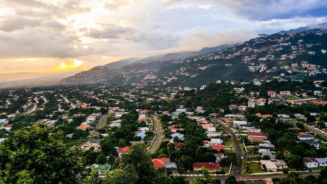 Above The City Lights Kingston Bagian luar foto